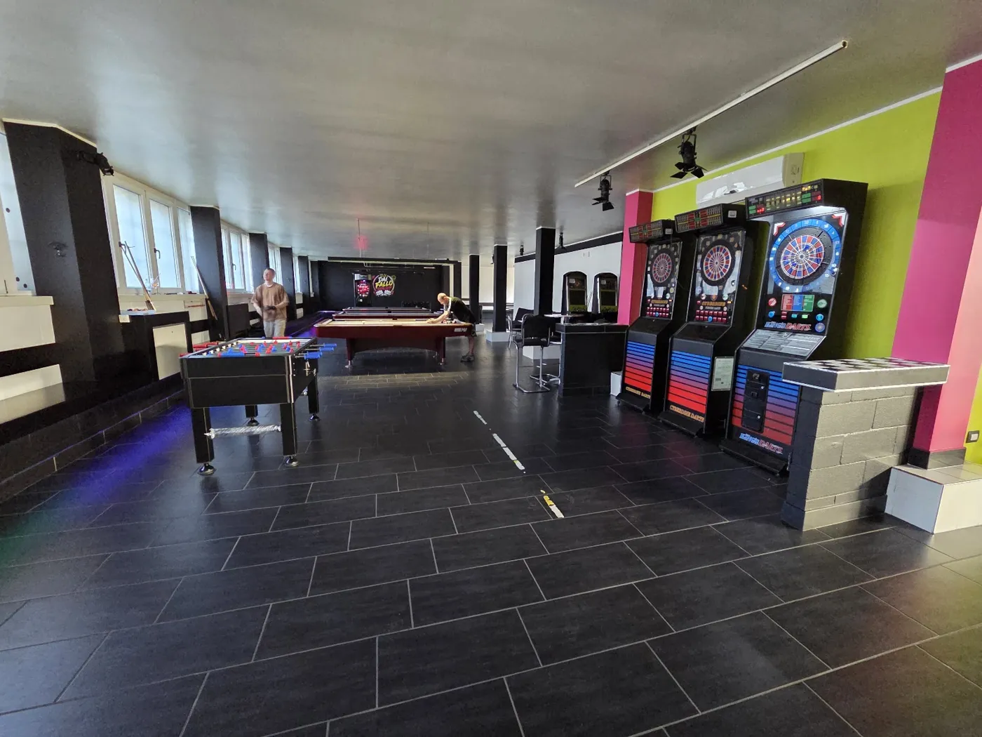 La sala giochi con biliardi, calcetto e freccette
